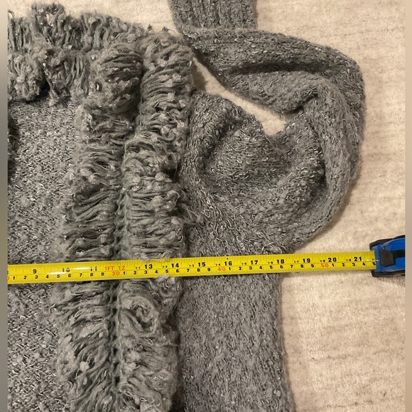 Super soft Gray with flex of white Boucle Open or close Sweater . - Picture 7 of 7